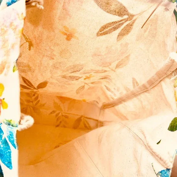 🎁Sold🎁Ecco lo  Gorgeous Floral Canvas Pompom  Shopping Tote bag.Made in India - Picture 6 of 9